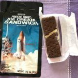 アメリカ土産に宇宙食フリーズドライアイスクリームサンドイッチをもらった